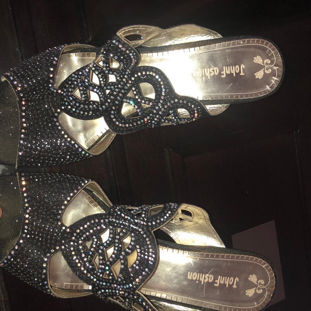 Low wedged heel. Sparkly